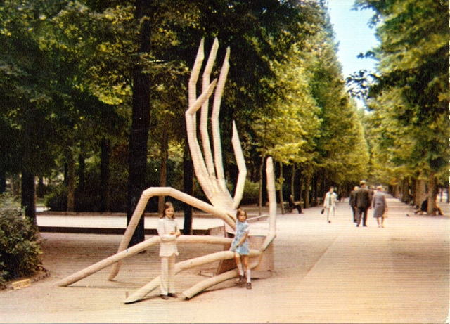 Mains. Acier. 1974.Paris jardin du luxembourg