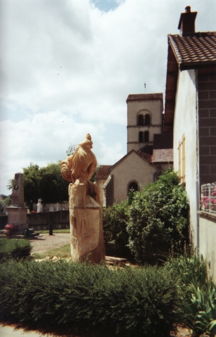 Coq.Place du village de Saint Pierre de Varennes