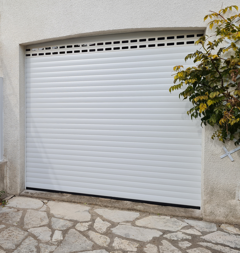 Porte de garage avec lames hublots posée sur Montpellier