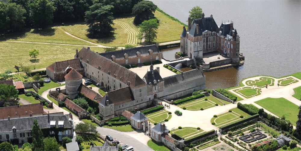 Château de La Bussière 4km