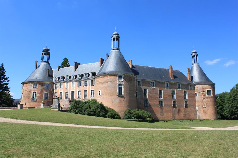 Château de St Fargeau 29km