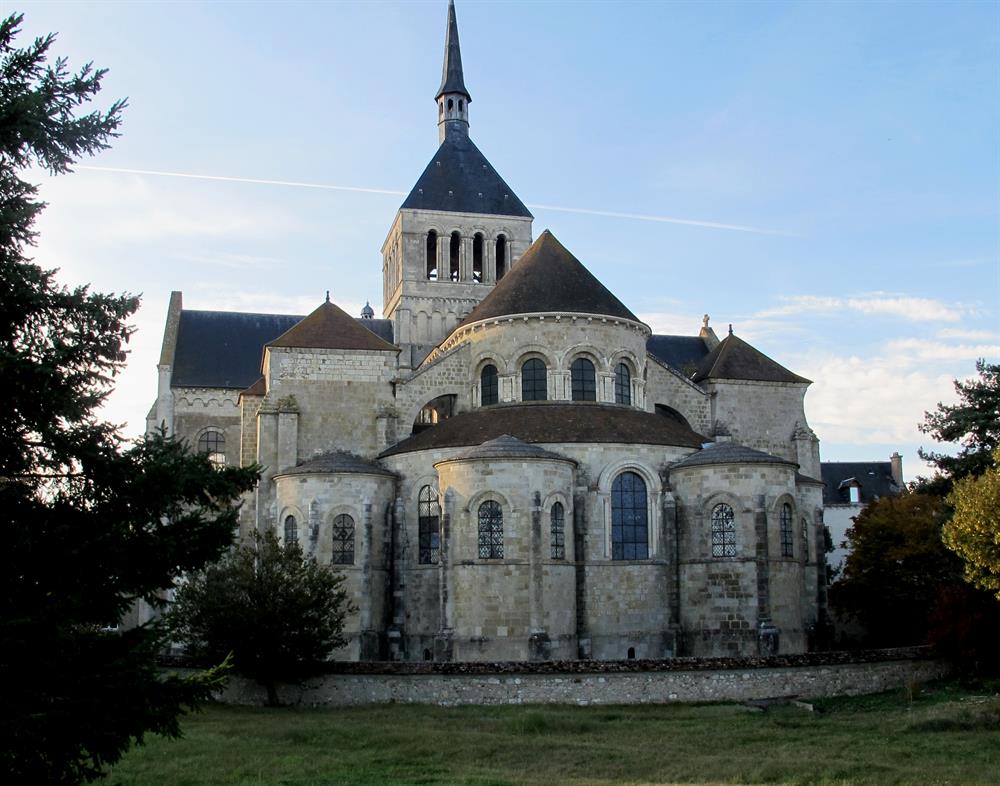 Abbaye de St Benoît 45km