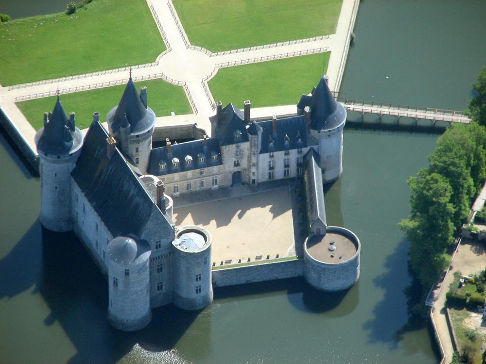 Château de Sully sur Loire 39km