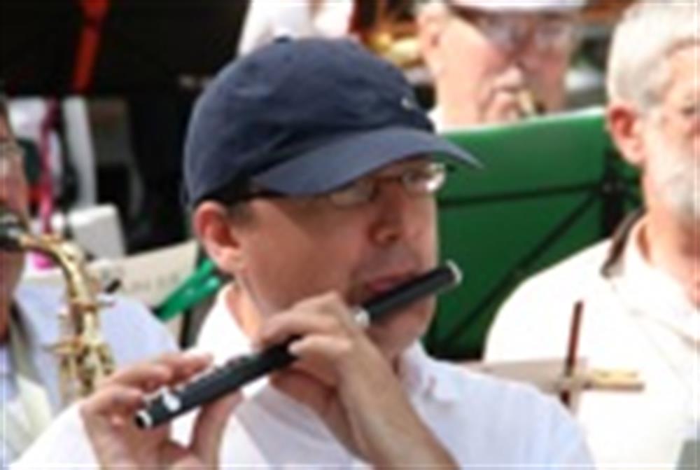 Joël, flute piccolo, hautbois et contrebasse, inséparable depuis 1981